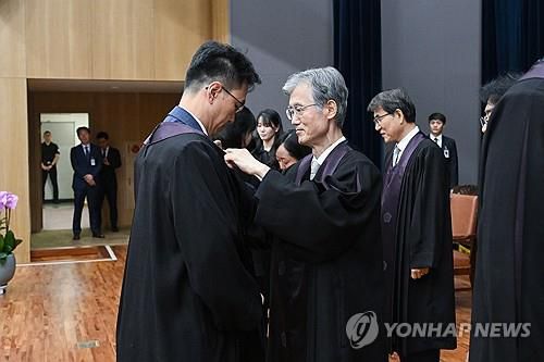 변호사 취업난 뚫은 새내기 법관들    (서울=연합뉴스) 조희대 대법원장이 25일 서울 서초구 대법원에서 열린 신임 법관 임명식에서 신임 법관들에게 법복을 입혀주고 있다 2025.9.25 [대법원 제공.재판매 및 DB 금지]     photo@yna.co.kr