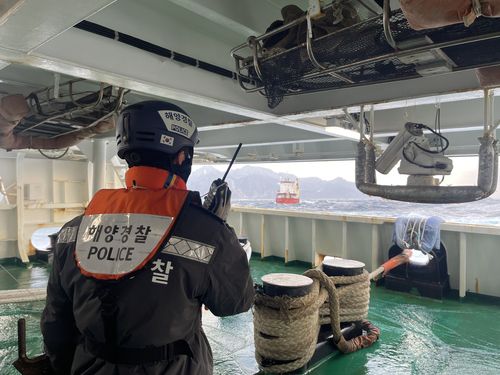 화물선 안전관리 중인 해경 함정[동해지방해양경찰청 제공. 재판매 및 DB 금지]