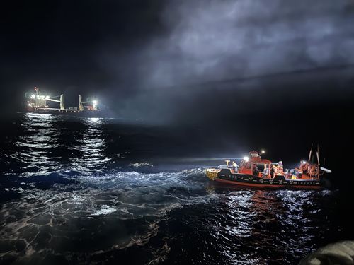 연결색 전달하는 해경 단정[동해지방해양경찰청 제공. 재판매 및 DB 금지]