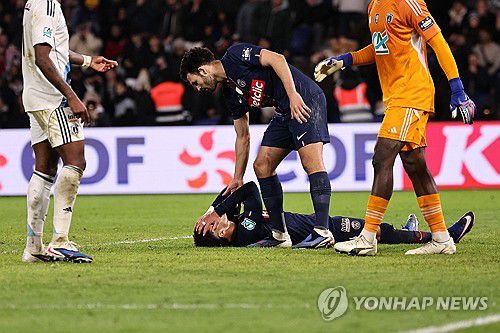 파리FC에 일격을 당한 뒤 아쉬워하는 파리 생제르맹 선수들.[AFP=연합뉴스]