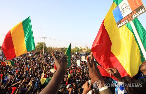 2022년 아프리카 말리에서 열린 시위에서 한 참가자가 '프랑스와 그 동맹국들에 죽음을'이라는 구호가 적힌 팻말을 들고 있다.[EPA 연합뉴스 자료사진. 재판매 및 DB 금지]