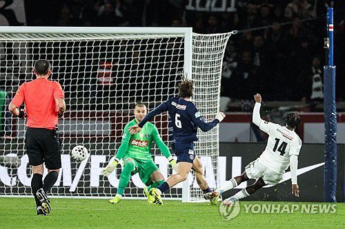 파리FC 조나단 이코네(14반)의 결승 골 순간.[EPA=연합뉴스]