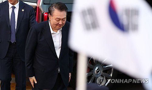지지자들에게 인사하는 윤석열 대통령(서울=연합뉴스) 김인철 기자 = 서울구치소에서 석방된 윤석열 대통령이 8일 서울 한남동 관저 앞에 도착, 차량에서 내려 지지자들을 향해 인사하고 있다. 2025.3.8 yatoya@yna.co.kr