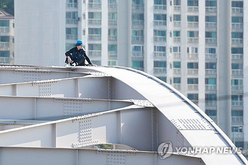 "보육원 폭력 진상 규명하라"2025년 6월 11일 서울 한강대교 아치 위에 오른 A 보육원 출신 송준영 씨가 과거 보육원에서 폭력을 당한 피해자들에 대해 국가와 지방자치단체의 배상 및 보상을 촉구하며 농성을 벌이고 있다. [연합뉴스 사진]