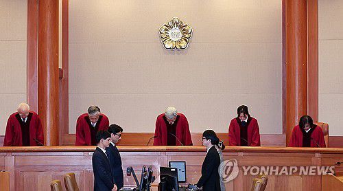 조지호 경찰청장 탄핵심판 선고(서울=연합뉴스) 김성민 기자 = 18일 서울 종로구 헌법재판소에서 열린 조지호 경찰청장 탄핵심판 선고기일에 김상환 헌법재판소장를 포함한 헌법재판관들이 인사하고 있다. 2025.12.18 ksm7976@yna.co.kr