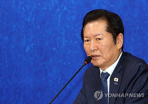 발언하는 민주당 정청래 대표(서울=연합뉴스) 배재만 기자 = 더불어민주당 정청래 대표가 13일 국회 당 대표 회의실에서 이반 얀차렉 주한체코대사를 만나 대화를 나누고 있다. 2026.1.13 scoop@yna.co.kr