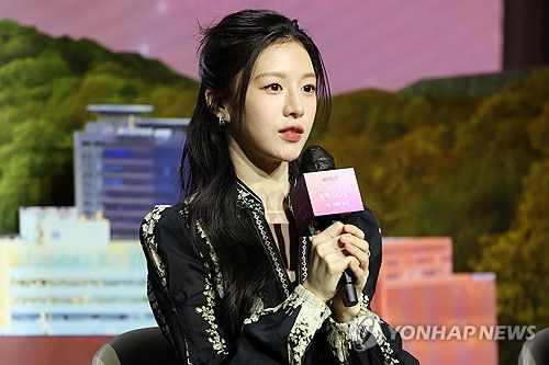 인사말하는 고윤정(서울=연합뉴스) 류효림 기자 = 배우 고윤정이 13일 서울 강남구 조선팰리스 서울 강남 호텔에서 열린 넷플릭스 시리즈 '이 사랑 통역 되나요?' 제작발표회에서 인사말을 하고 있다. 2026.1.13 ryousanta@yna.co.kr