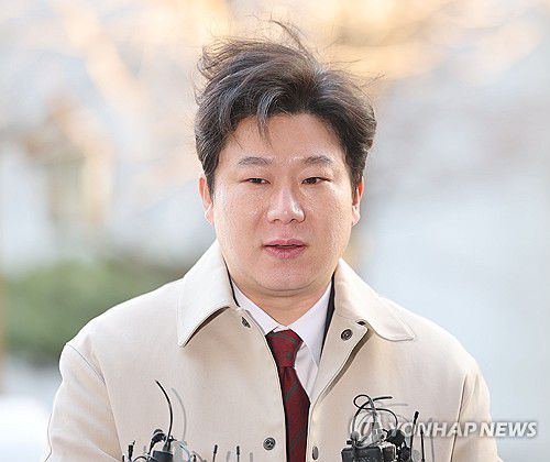 취재진 질문 답하는 진종오 의원(서울=연합뉴스) 류영석 기자 = 김경 서울시의원의 ''종교단체 동원 의혹'을 고발한 국민의힘 진종오 의원이 13일 마포구 서울경찰청 공공범죄수사대에 조사를 받기 위해 출석하며 취재진 질문에 답하고 있다. 2026.1.13 ondol@yna.co.kr