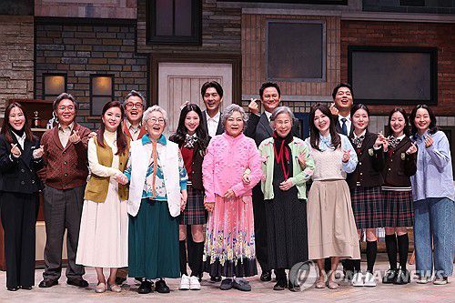 연극 '노인의 꿈' 기자간담회(서울=연합뉴스) 류효림 기자 = 13일 서울 강서구 LG아트센터에서 열린 연극 '노인의 꿈' 기자간담회에서 출연진이 포즈를 취하고 있다. 2026.1.13 ryousanta@yna.co.kr