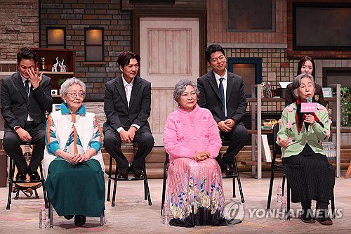 연극 '노인의 꿈' 기자간담회(서울=연합뉴스) 류효림 기자 = 배우 손숙이 13일 서울 강서구 LG아트센터에서 열린 연극 '노인의 꿈' 기자간담회에서 인사말을 하고 있다. 2026.1.13 ryousanta@yna.co.kr