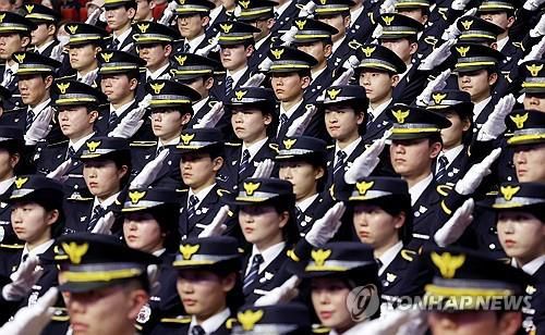 거수경례 하는 신규 임용 경찰[연합뉴스 자료사진]