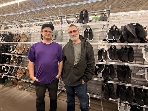 대형마트에서 만난 '트럼프 지지' 부자 (이리[미 펜실베이니아주]=연합뉴스) 이유미 특파원 = 지난 7일(현지시간) 미국 펜실베이니아주 이리카운티의 대형마트에서 만난 스콧 드무어 부자. 이들 부자는 트럼프 2기 행정부의 경제, 이민 정책을 긍정 평가했다. 2026.1.14