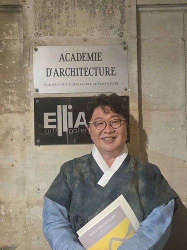 2025년 9월 프랑스 건축아카데미 특별상을 받은 한영근 한국건축가협회장[한국건축가협회 제공]