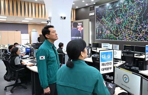 오세훈 서울시장, 토피스에서 실시간 교통상황 확인오세훈 서울시장이 14일 오전 교통정보센터 토피스를 방문해 실시간 교통상황을 확인하고 있다. [서울시 제공. 재판매 및 DB 금지]