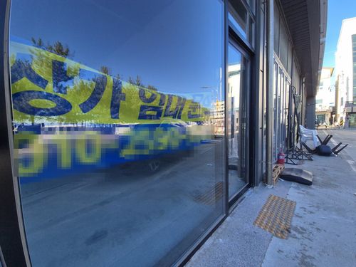 양양 인구해변 한 상가에 걸린 임대 문의[촬영 류호준]