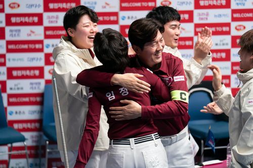 크라운해태 김재근과 임정숙의 포옹[PBA 제공. 재판매 및 DB 금지]