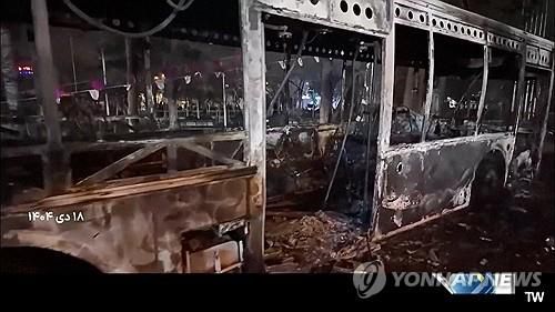 테헤란 거리의 불탄 버스(테헤란 로이터=연합뉴스 자료사진) 2026년 1월 10일 이란 수도테헤란 거리에서 촬영된 불탄 버스의 모습. 이란 국영매체 방송보도의 화면 캡처. (IRIB via WANA(West Asia News Agency) via REUTERS) [제3자 제공 사진. DB 및 재판매 금지. 크레딧 원문 표시 유지 필수. 이란 내 사용 금지. 이란 내 상업용 혹은 보도용 판매 금지. BBC 페르시아어, VOA 페르시아어, MANOTO TV, 이란 인터내셔널, 라디오 파르다 사용 금지.] 2026.1.14.