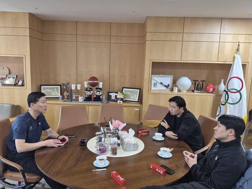 학생 선수 정책 현안 간담회(서울=연합뉴스) 14일 진천선수촌에서 열린 학생선수 정책 현안 간담회 참석자들이 대화를 나누고 있다. 왼쪽부터 시계 방향으로 김택수 촌장, 김창우 운동선수학부모연대 대표, 김국영 대한체육회 선수위원장. [김국영 선수위원장 제공. 재판매 및 DB 금지]