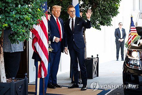 트럼프 대통령(왼쪽)과 스투브 핀란드 총리[EPA 연합뉴스 자료사진 재판매 및 DB 금지]