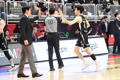 kt의 강성욱(오른쪽)과 문경은 감독[KBL 제공. 재판매 및 DB 금지]