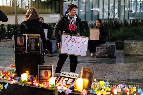 ICE 요원 총격에 사망한 여성 추모하는 시위대[EPA=연합뉴스. 재판매 및 DB 금지]