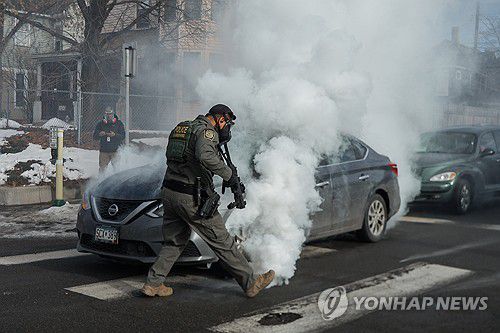 미니애폴리스에서 최루탄으로 시위 진압 중인 연방 요원[EPA=연합뉴스. 재판매 및 DB 금지]