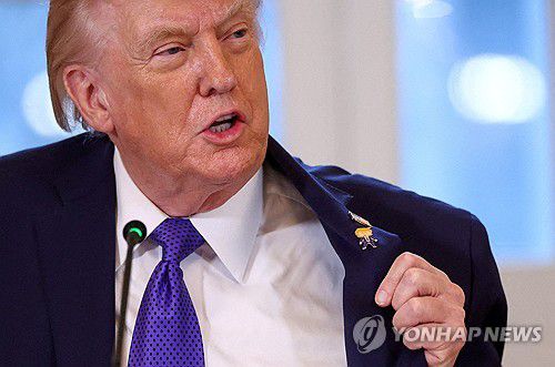 '행복한 트럼프'('Happy Trump') 핀 내보이는 도널드 트럼프 미 대통령[워싱턴 로이터=연합뉴스. 재판매 및 DB 금지]