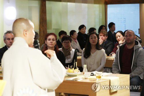 내외국인 대상으로 강연하는 선재스님[연합뉴스 자료사진]