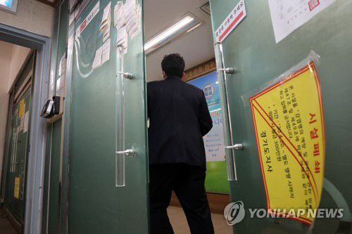 검찰, 과천 신천지 총회본부 압수수색(과천=연합뉴스) 권준우 기자 = 신천지예수교 증거장막성전(신천지)에 대한 수사를 진행 중인 검찰이 22일 오전 신천지 과천 총회본부와 가평 평화의 궁전, 부산과 광주, 대전 등의 신천지 관련 시설 여러 곳에 대해 압수수색을 실시했다.     검찰 관계자가 압수수색이 진행 중인 신천지 과천 총회본부 안으로 들어가고 있다. 2020.5.22 stop@yna.co.kr