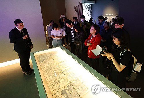 국립조선왕조실록박물관, 내달 1일 전면 개관(평창=연합뉴스) 양지웅 기자 = 30일 강원 평창군 진부면 국립조선왕조실록박물관에서 열린 전관 개관 기념 언론 초청 행사에서 취재진이 특별전시를 살펴보고 있다.     국가유산청과 국립고궁박물관은 오대산 사고본(本) 조선왕조실록과 의궤를 소개하는 국립조선왕조실록박물관을 다음 달 1일 전면 개관할 예정이다. 2025.4.30 yangdoo@yna.co.kr