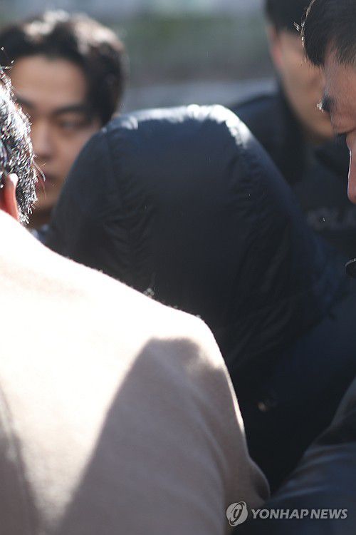 고개 숙인 양양군 공무원…'묵묵부답'[연합뉴스 자료사진]