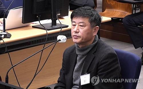 노상원, 윤석열 내란재판서 대부분 증언 거부(서울=연합뉴스) 12·3 비상계엄을 모의했다는 의혹을 받는 노상원 전 국군정보사령관이 8일 서울중앙지법에서 열린 윤석열 전 대통령의 내란 우두머리, 직권남용 권리행사방해 혐의 사건 속행 공판에서 증언을 거부하고 있다. 2025.12.8 [서울중앙지방법원 제공. 재판매 및 DB 금지] photo@yna.co.kr