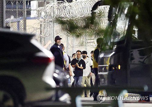 미 조지아주 한국 노동자들 집단구금 사태이민단속으로 체포됐던 현대차-LG엔솔 배터리공장 건설 현장 직원들이 애틀란타 공항으로 향하기 위해 지난해 9월 11일(현지시간) 미국 조지아주 포크스턴의 이민세관단속국(ICE) 구금시설을 나서는 장면. 2026.1.14   [연합뉴스 자료사진] photo@yna.co.kr