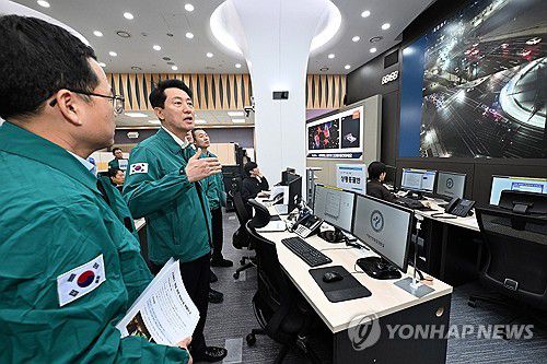 오세훈 서울시장, 서울버스파업 비상수송대책 점검(서울=연합뉴스) 오세훈 서울시장이 서울시내버스 파업이 시작된 13일 시청 재난안전상황실을 찾아 비상수송대책을 점검하고 있다. 2026.1.13 [서울시 제공. 재판매 및 DB 금지] photo@yna.co.kr