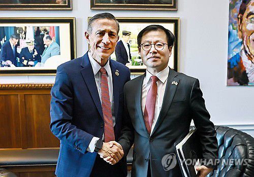 여한구 통상교섭본부장, 대럴 아이사 미국 하원의원 면담(서울=연합뉴스) 여한구 산업통상부 통상교섭본부장이 12일(현지시간) 미국 워싱턴 DC 미국 의회에서 대럴 아이사 미국 하원의원과 기념 촬영하고 있다. 2026.1.13 [산업통상부 제공. 재판매 및 DB 금지] photo@yna.co.kr