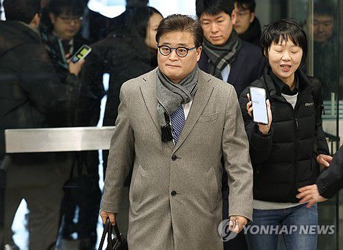 중앙지법 향하는 박억수 특검보(서울=연합뉴스) 김성민 기자 = 박억수 내란 특검보가 13일 서울 서초구 서울중앙지방법원으로 들어서고 있다. 2026.1.13 ksm7976@yna.co.kr