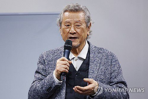 박근형, 연극계의 거장(고양=연합뉴스) 진연수 기자 = 배우 박근형이 13일 오후 경기도 고양시 일산동구 한국문화예술위원회 예술인력개발원에서 열린 연극내일 프로젝트 '2026 연극캠프' 마스터 클래스에서 강연을 하고 있다. 2026.1.13 jin90@yna.co.kr