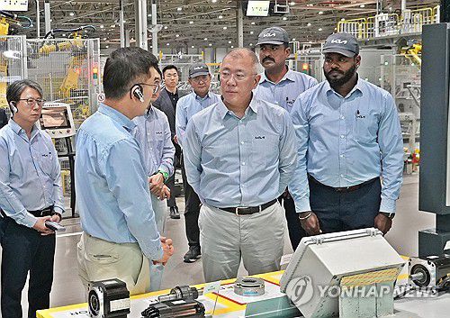 정의선 현대차그룹 회장, 기아 인도 아난타푸르공장 생산 라인 점검(서울=연합뉴스) 현대자동차그룹은 정의선 회장이 중국, 미국, 인도 등 3개국을 넘나드는 광폭 글로벌 경영활동을 펼쳤다고 14일 밝혔다. 정의선 현대차그룹 회장이 기아 인도 아난타푸르공장 임직원들과 생산 라인을 점검하고 있다. 2026.1.14 [현대자동차·기아 제공. 재판매 및 DB 금지] photo@yna.co.kr