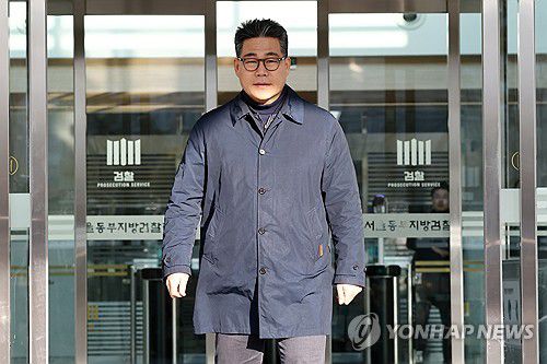 백해룡 경정, 서울동부지검 파견 종료(서울=연합뉴스) 윤동진 기자 = 서울동부지검에 파견돼 3개월간 '세관 마약수사 은폐 의혹'을 수사한 백해룡 경정이 파견 종료 소회를 밝히기 위해 14일 서울동부지검 앞으로 이동하고 있다. 2026.1.14 mon@yna.co.kr