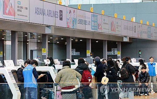 아시아나항공, 제2여객터미널에서 운항 개시(영종도=연합뉴스) 김주형 기자 = 아시아나항공이 인천국제공항 제2터미널로 이전 운항을 개시한 14일 오전 인천국제공항 2터미널 아시아나항공 체크인 카운터에서 승객들이 탑승 수속을 밟고 있다. 2026.1.14 [공동취재] kjhpress@yna.co.kr