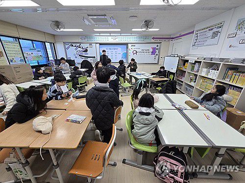 "친구들 많아지니 너무 좋아요"(대구=연합뉴스) 이덕기 기자 = 대구시교육청이 학령인구 감소에 대응하기 위해 군위군지역에서 추진하는 거점학교 육성 정책에 따라 거점초등학교로 지정한 군위초등학교에서 14일 겨울방학 캠프가 열리고 있다. 2026.1.14. duck@yna.co.kr