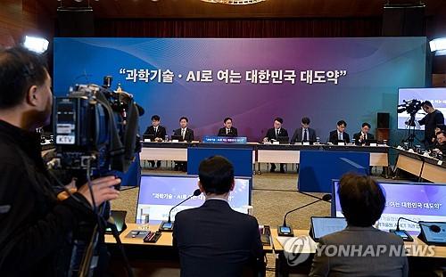 배경훈 부총리, 과기정통부 소속 공공기관 업무보고(서울=연합뉴스) 배경훈 부총리 겸 과학기술정보통신부 장관이 14일 서울 중구 서울중앙우체국에서 열린 '우주항공청, 과학기술원, 정보통신기술분야 업무보고'에서 발언하고 있다. 2026.1.14 [과학기술정보통신부 제공. 재판매 및 DB 금지] photo@yna.co.kr