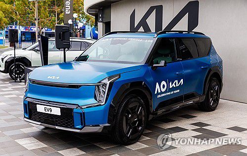 기아, 호주오픈 테니스 파트너십 25주년 맞아 특별 캠페인(서울=연합뉴스) 14일(현지시간) 호주 빅토리아주 멜버른 파크의 기아 아레나 테라스에서 열린 호주오픈 공식 차량 전달식에 대회공식차량 중 하나인 EV9이 전시돼 있다. 2026.1.14 [현대자동차·기아 제공. 재판매 및 DB 금지] photo@yna.co.kr