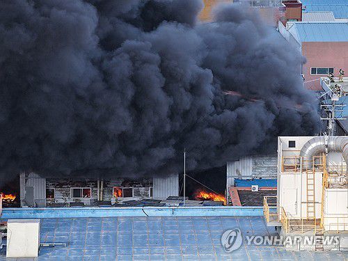 창원 국가산단 내 공장 화재(창원=연합뉴스) 김동민 기자 = 14일 오전 10시 13분께 경남 창원시 성산구 성주동 국가산업단지 내 한 공장에서 불이 나 119 소방대원이 화재를 진압하고 있다.     인명피해는 현재까지 없는 것으로 전해졌다. 2026.1.14 image@yna.co.kr