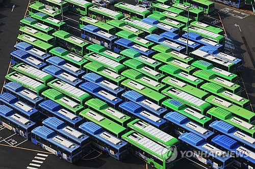 파업으로 주차장에 멈춰선 버스(서울=연합뉴스) 최재구 기자 = 서울 시내버스가 2년 만에 파업에 돌입, 역대 최장기간 운행을 멈춘 14일 서울 은평구 수색동 버스 차고지에 버스들이 주차되어 있다. 2026.1.14 jjaeck9@yna.co.kr
