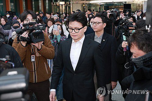 기자회견 마친 한동훈 전 대표(서울=연합뉴스) 신현우 기자 = 국민의힘 한동훈 전 대표가 14일 국회 소통관에서 당 윤리위원회가 본인을 제명 결정한 것과 관련해 입장을 밝힌 뒤 회견장을 떠나고 있다. 2026.1.14 nowwego@yna.co.kr