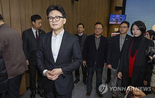 당 윤리위 제명 결정 회견 마친 한동훈 전 대표(서울=연합뉴스) 황광모 기자 = 국민의힘 한동훈 전 대표가 14일 당 윤리위원회가 본인을 제명 결정한 것과 관련한 기자회견을 마친 뒤 의원들과 회견장을 빠져 나오고 있다. 2026.1.14 hkmpooh@yna.co.kr