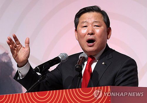 인사말 하는 국민의힘 이철규 강원도당위원장(원주=연합뉴스) 양지웅 기자 = 14일 강원 원주시 호텔인터불고에서 열린 2026 국민의힘 강원특별자치도당 신년인사회에서 도당위원장인 이철규 의원이 인사말을 하고 있다. 2026.1.14 yangdoo@yna.co.kr