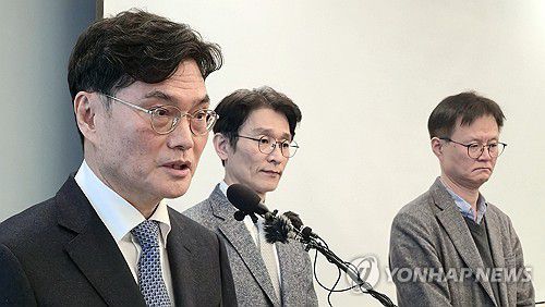 기자 질문에 답하는 최국명 제주대병원장(제주=연합뉴스) 김호천 기자 = 14일 오전 매종글래드제주호텔에서 최국명 제주대학교병원 원장이 제6기 상급종합병원 신청 계획과 관련 기자들의 질문에 답하고 있다. 2026.1.14 khc@yna.co.kr