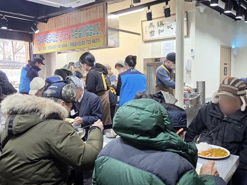 지난 13일 급식소를 빼곡히 채운 어르신들[원각사무료급식소(사회복지각) 제공. 재판매 및 DB 금지]